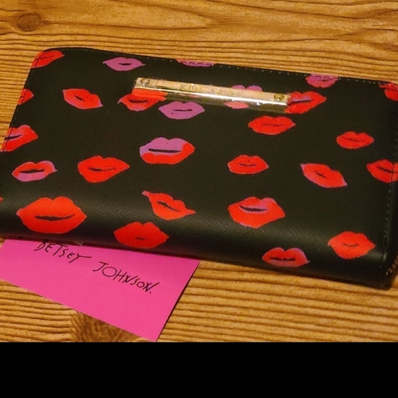Betsey Johnson Lip Wallet Wristlet - Picture 2 of 5